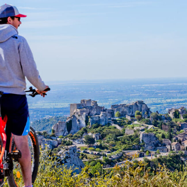 Vue sur les Baux de Provence en vélo