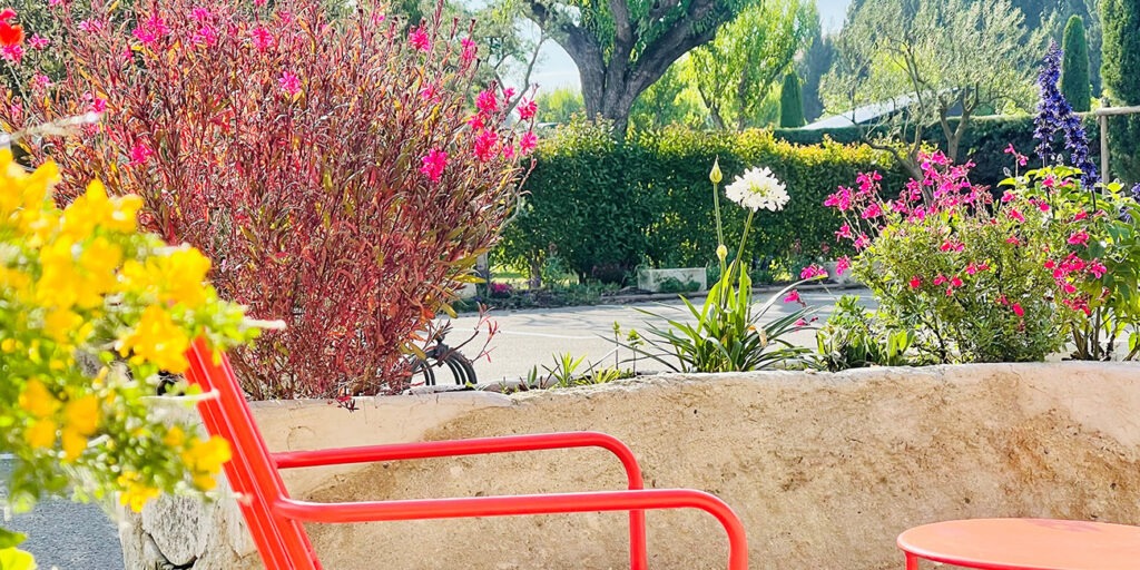 Bacs à fleurs côté bibliothèque au Monplaisir