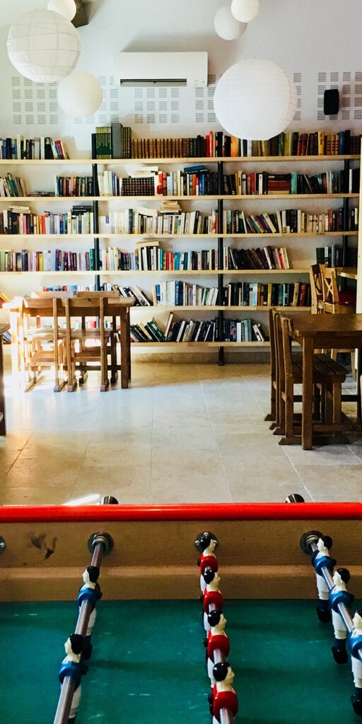 Bibliothèque et Babyfoot au Monplaisir